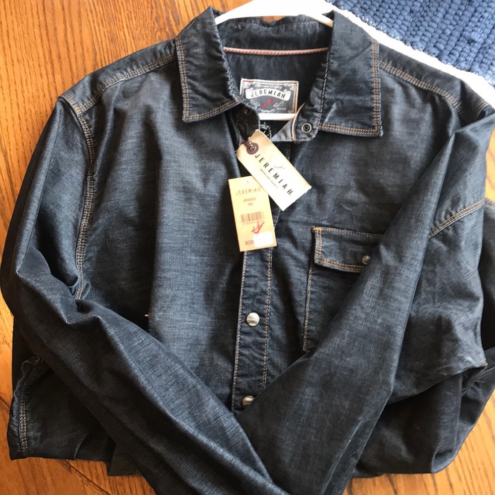 Men’s Large NWT denim dress shirt. Button Snaps.